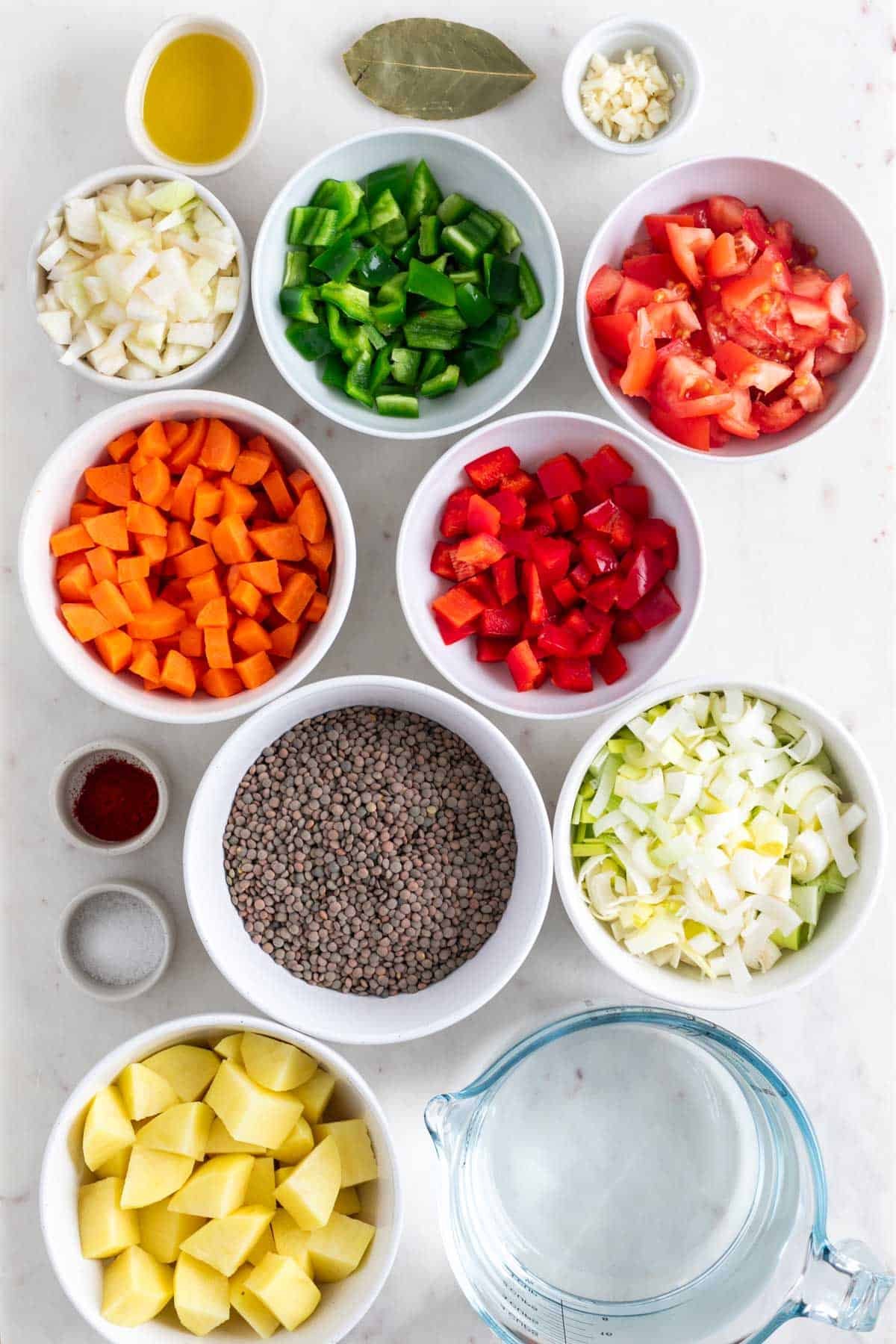 Ingredientes para hacer lentejas con verduras.