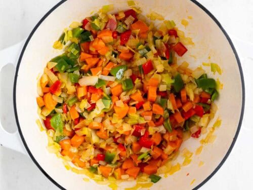 Sofrito de verduras en una olla.