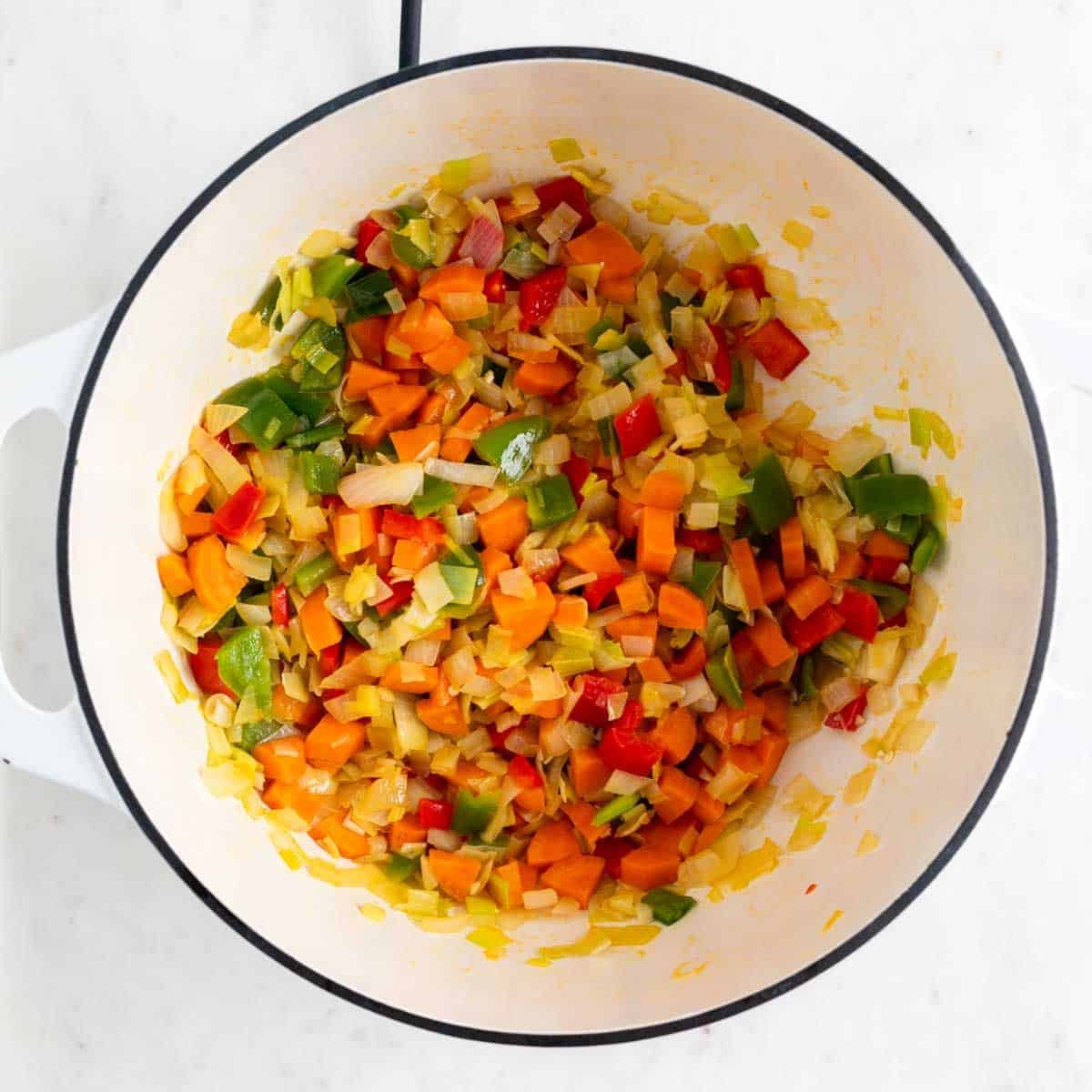 Sofrito de verduras en una olla.