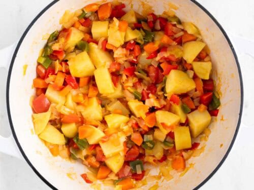 Verduras y patatas salteadas en una olla.