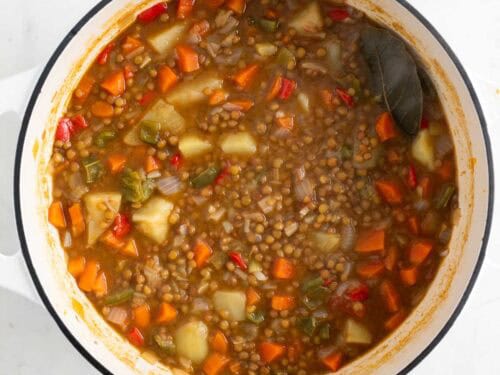 Lentejas con verduras en una olla.