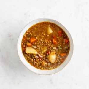 Lentejas con verduras en un bol.