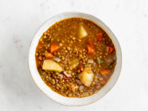 Lentejas con verduras en un bol.