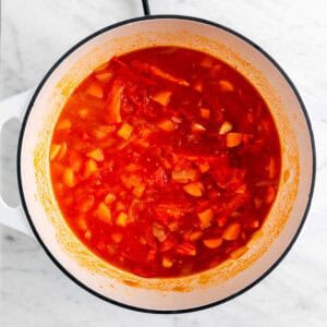 Verduras salteadas en una olla.
