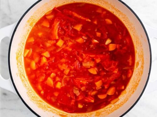 Verduras salteadas en una olla.