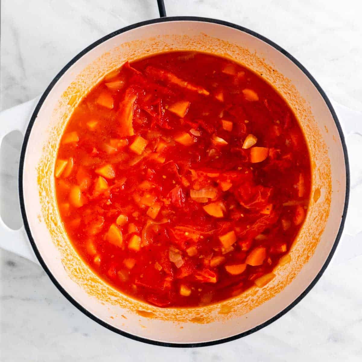 Verduras salteadas en una olla.