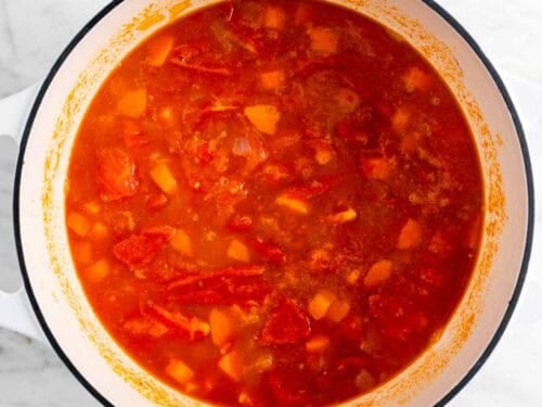 Sopa de tomate cocinada antes de batir en una olla.