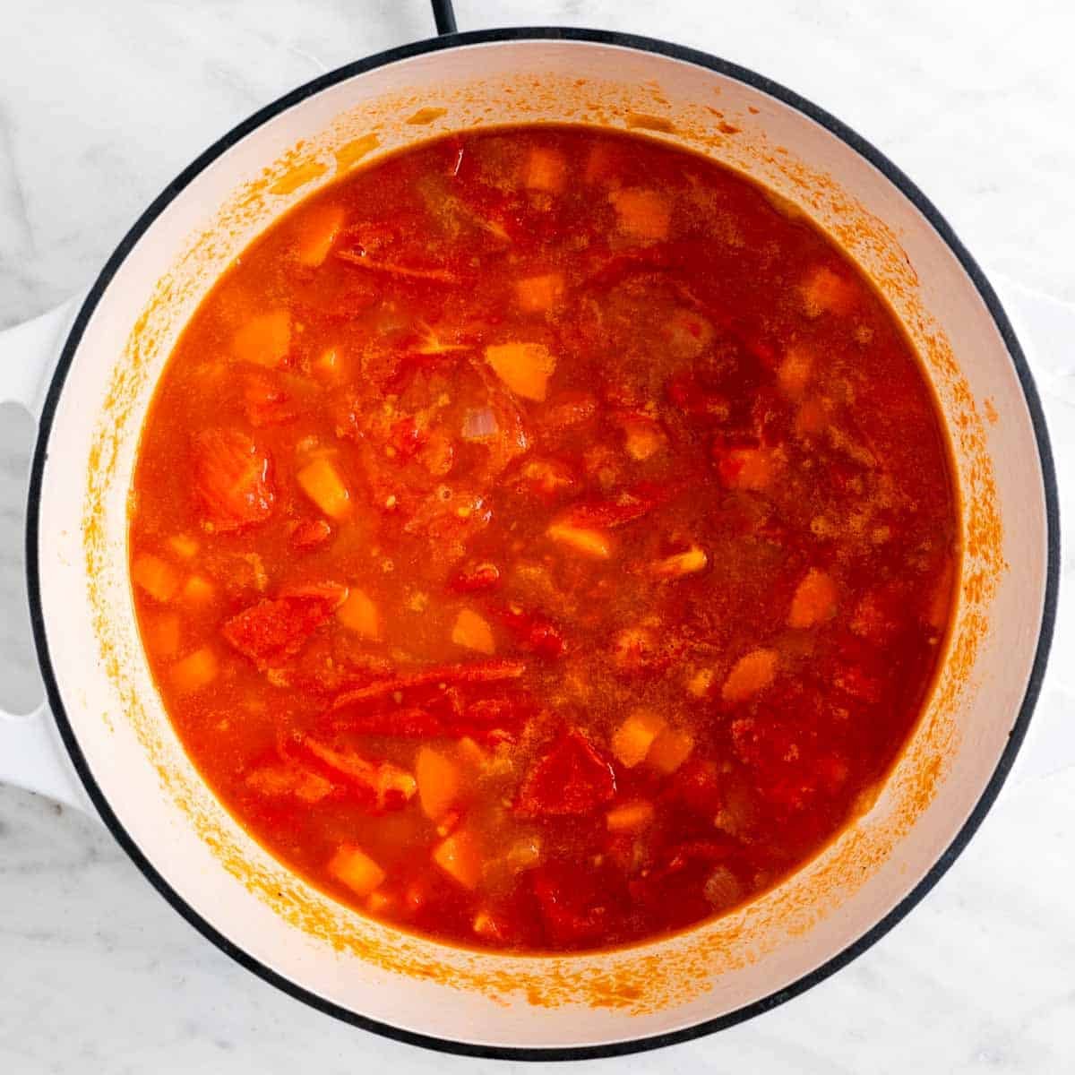 Sopa de tomate cocinada antes de batir en una olla.