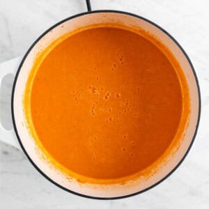 Sopa de tomate en una olla.