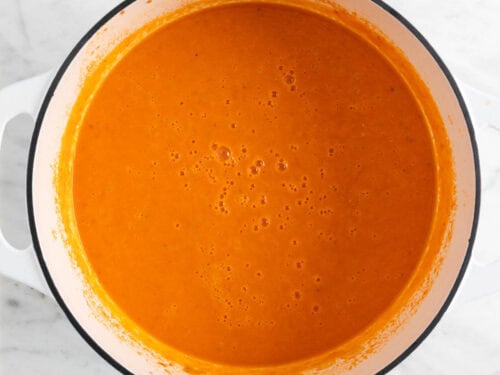 Sopa de tomate en una olla.