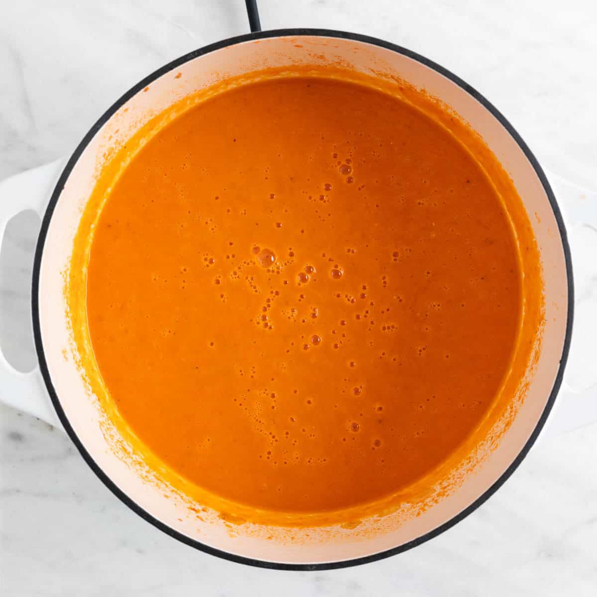 Sopa de tomate en una olla.