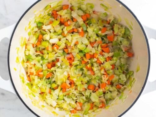 Sofrito de verduras en una olla.