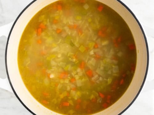 Sopa de verduras en una olla.