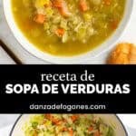 Plato de sopa de verduras con pan de fondo.