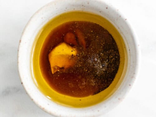 Ingredientes para hacer vinagreta en un bol antes de mezclar.