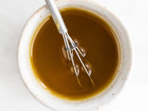 Ingredientes para hacer vinagreta en un bol ya mezclados.