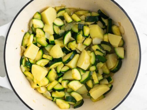 Verdura salteada en una olla.