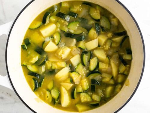 Crema de calabacín cocinada en una olla antes de batir.