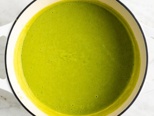 Crema de calabacín batida en una olla.