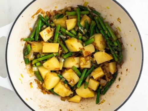 Verduras salteadas en una olla.