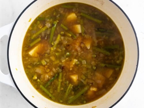 Crema de espárragos cocinada antes de batir.