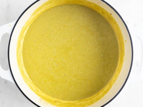 Crema de espárragos en una olla.