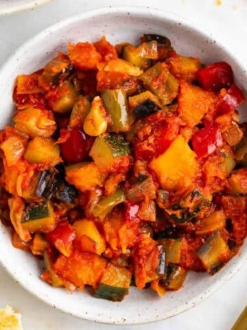 Plato de pisto andaluz o alboronía.