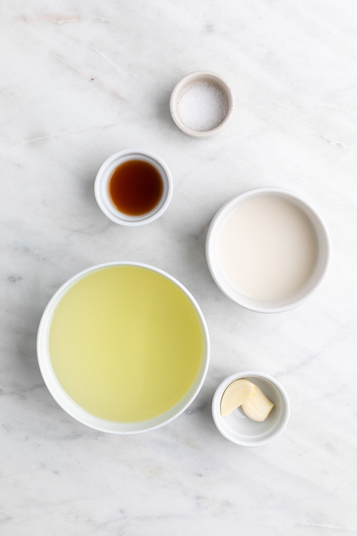 Ingredientes para hacer alioli con leche.