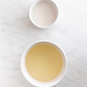 Bol con aceite de girasol y bol con leche.