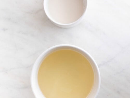 Bol con aceite de girasol y bol con leche.