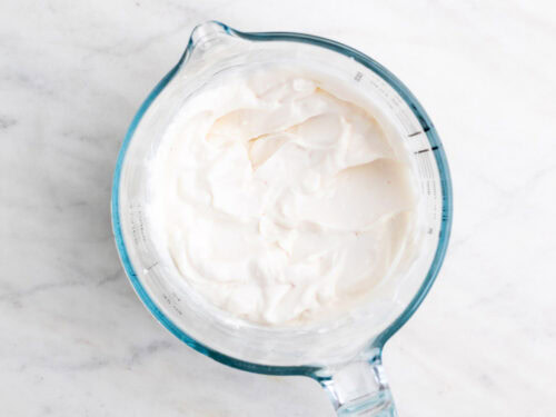 Jarra de alioli con leche.