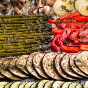 Verduras asadas en una bandeja para horno.