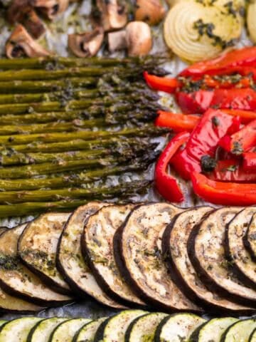 Verduras asadas en una bandeja para horno.