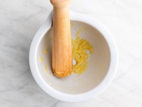 Ajo machacado en un mortero.