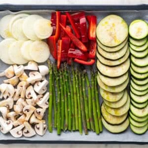 Verduras en una bandeja de horno antes de hornearse.