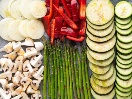 Verduras en una bandeja de horno antes de hornearse.