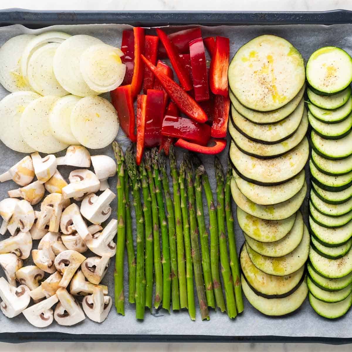 Verduras en una bandeja de horno antes de hornearse.