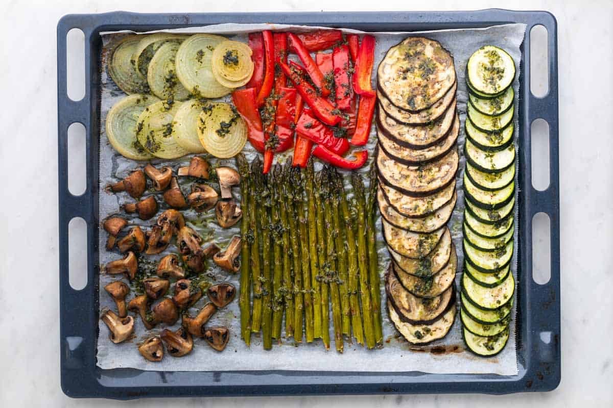 Verduras asadas al horno en una bandeja.