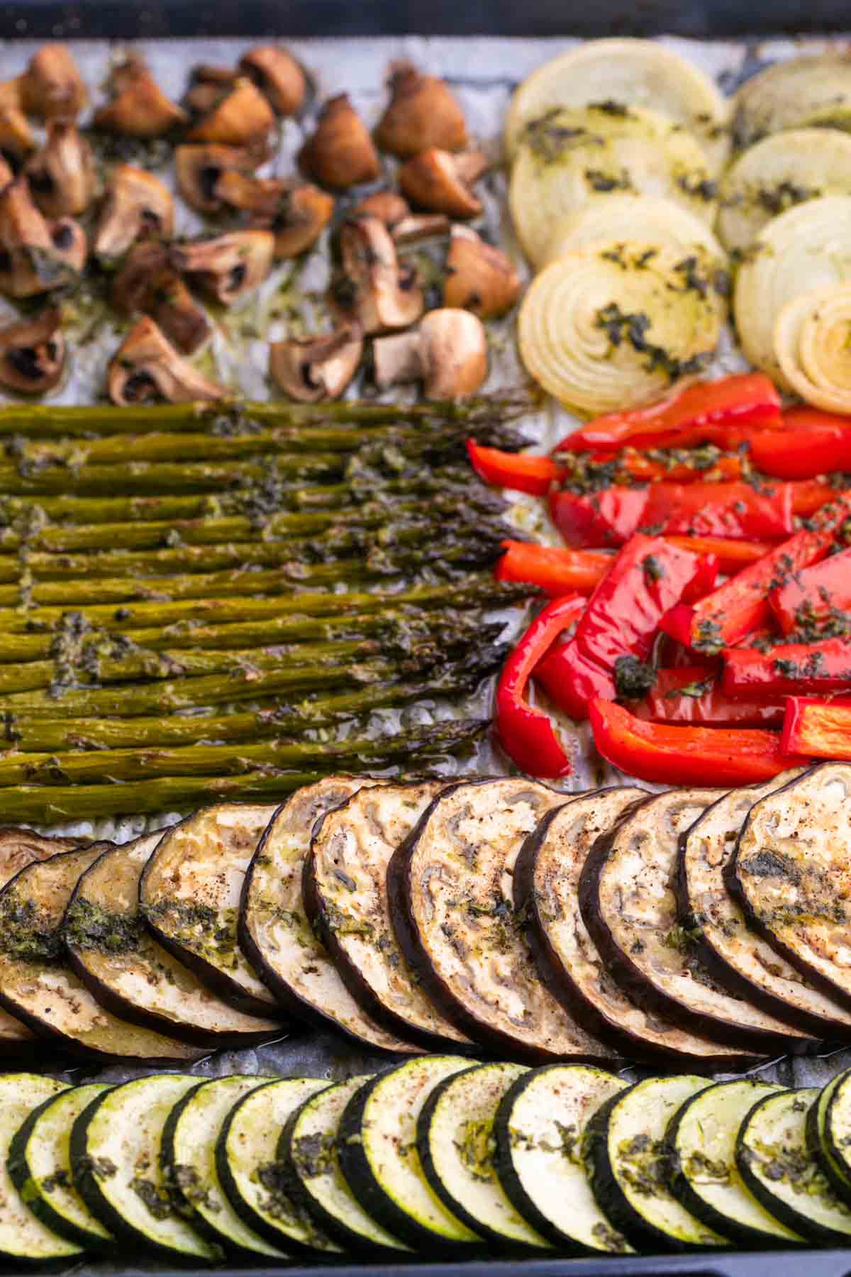 Bandeja con verduras asadas.