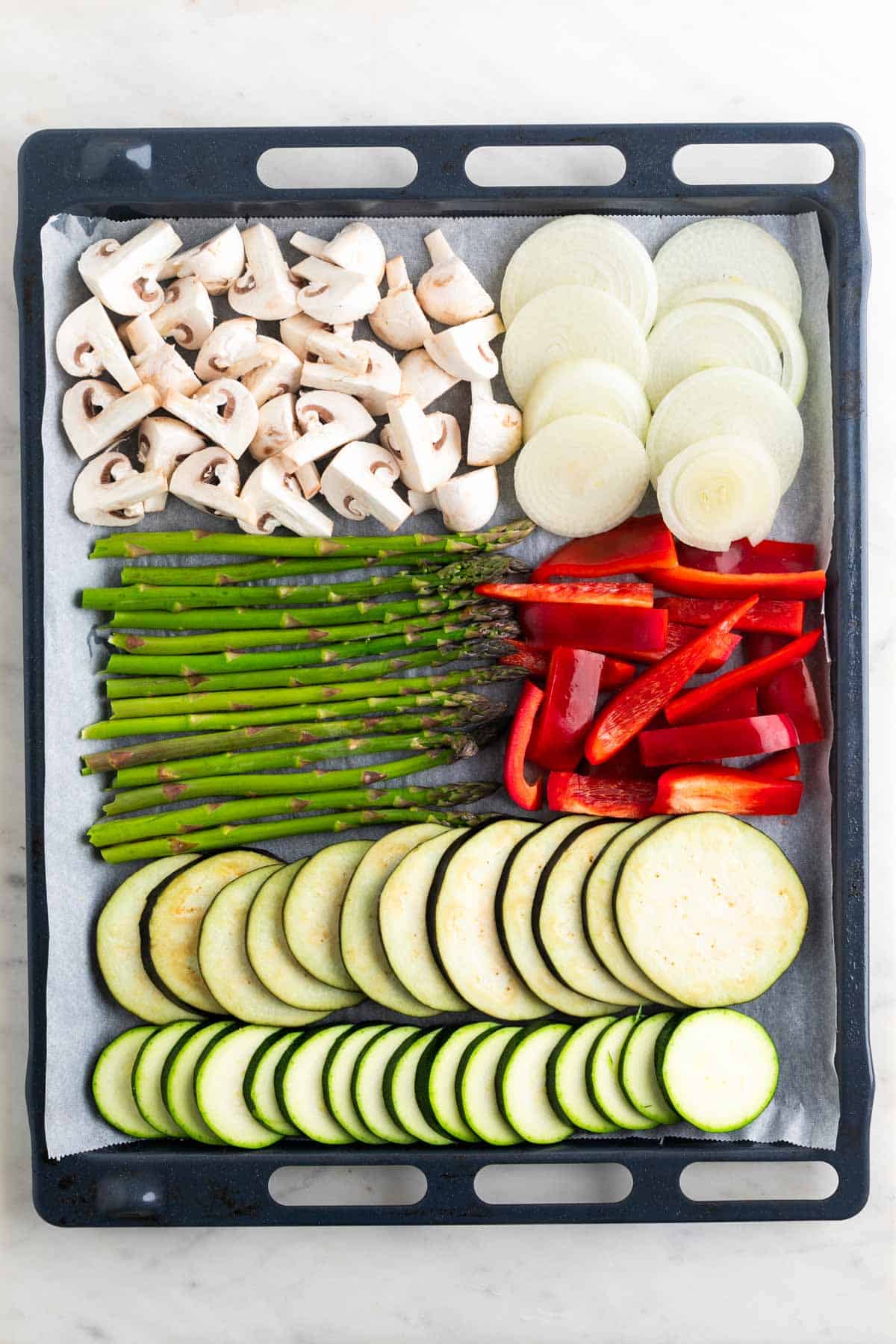 Bandeja con verduras para hacer verduras asadas.