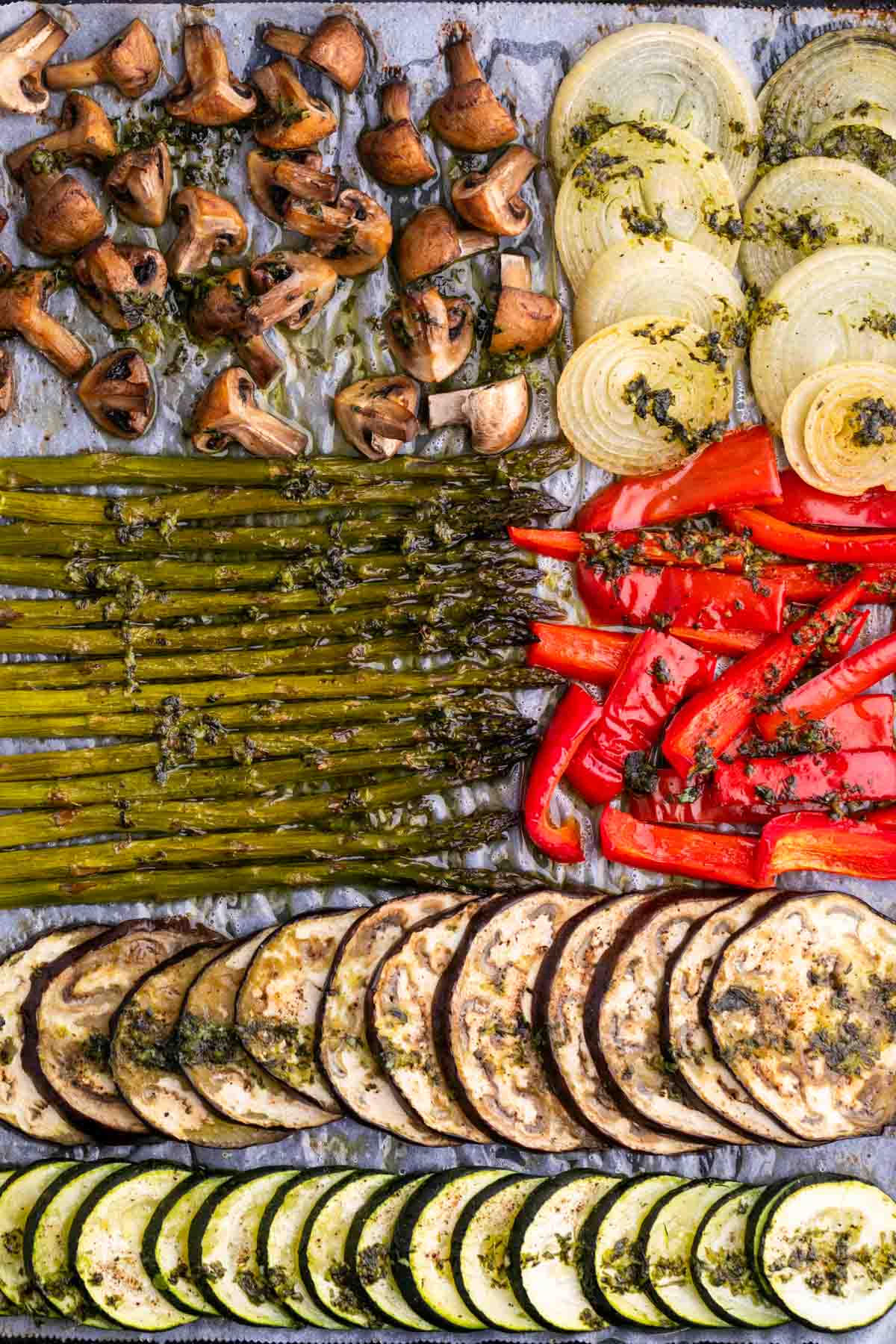 Verduras asadas en una bandeja de horno.