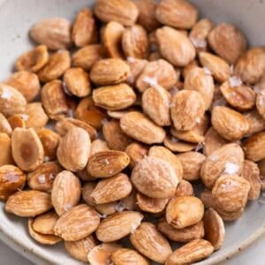 Almendras fritas en un cuenco.