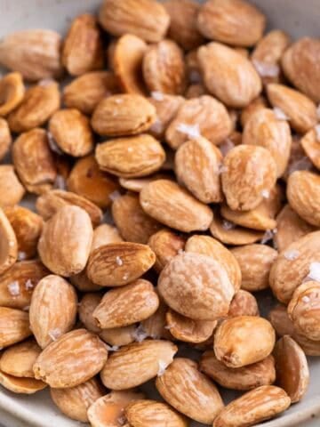 Almendras fritas en un cuenco.