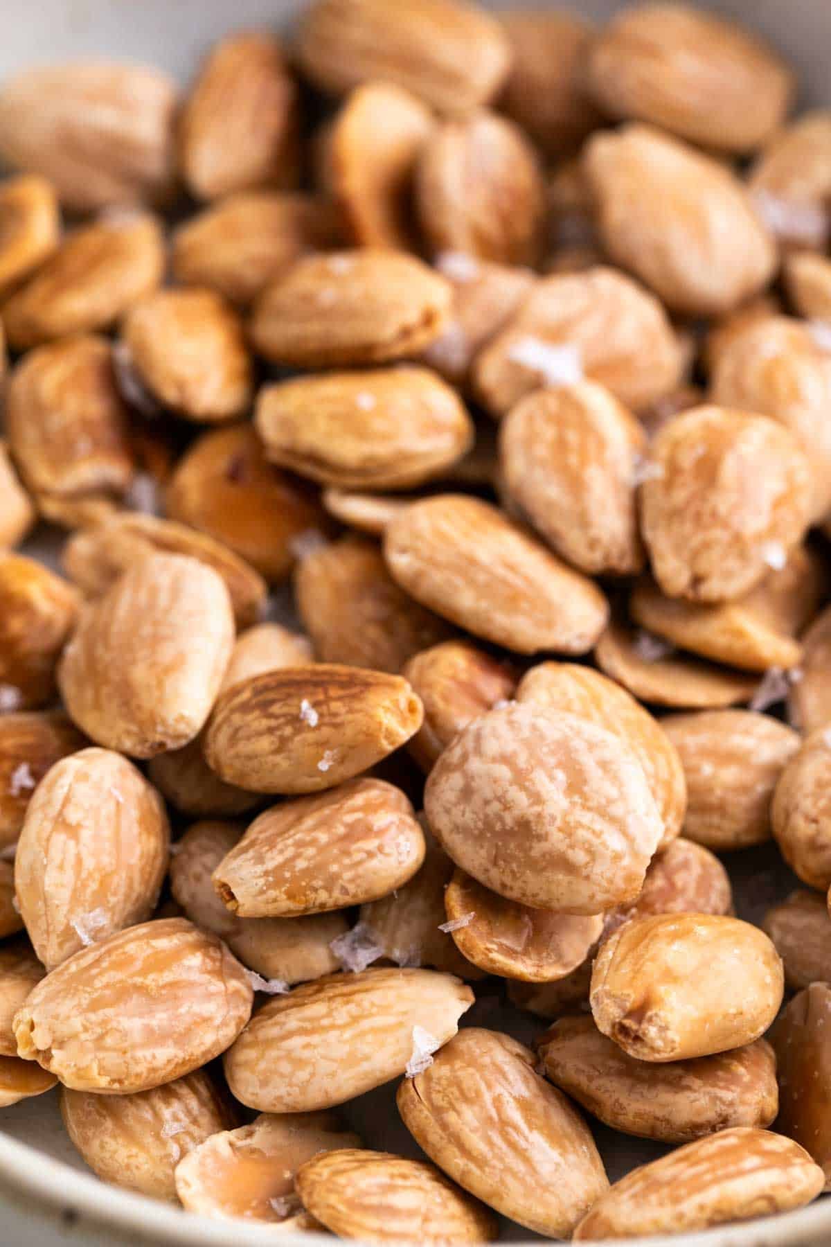 Almendras fritas con sal.