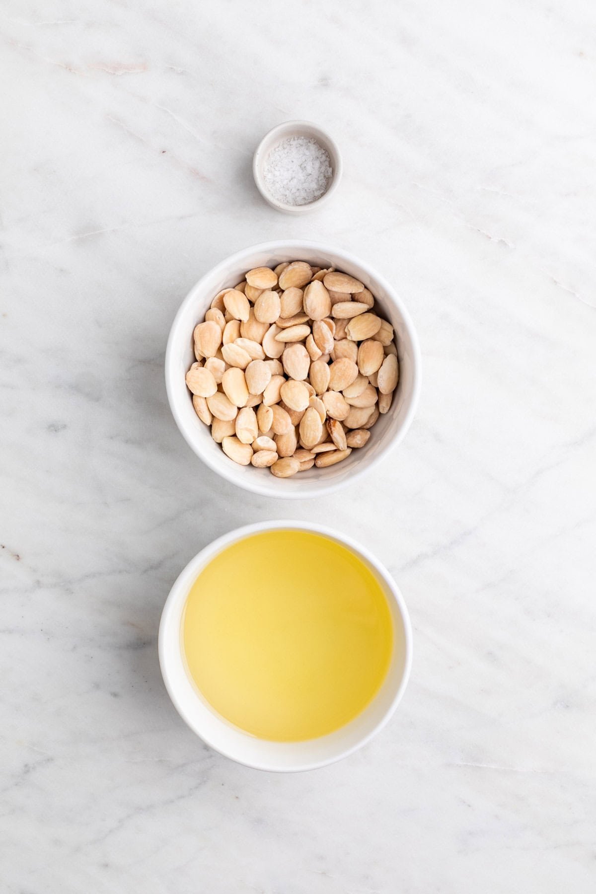 Ingredientes para hacer almendras fritas.