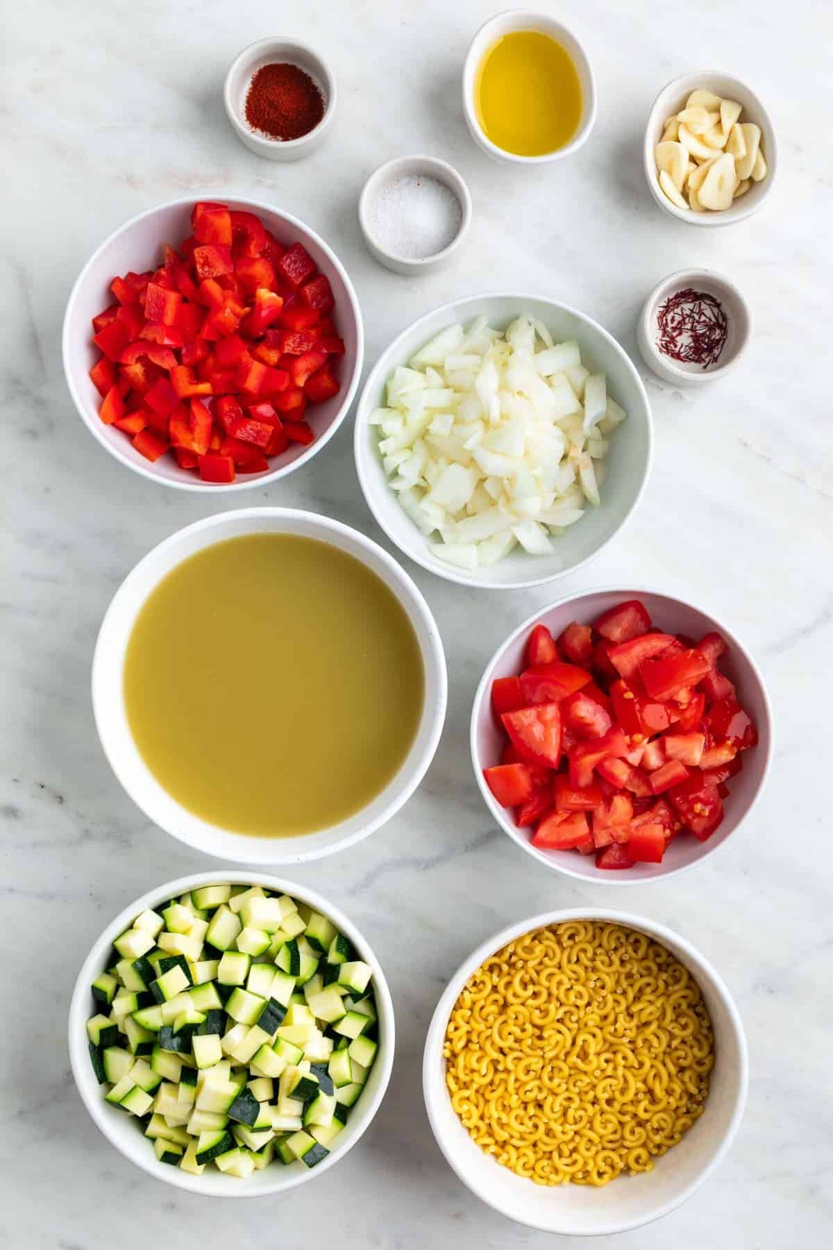Ingredientes para hacer fideuá de verduras.