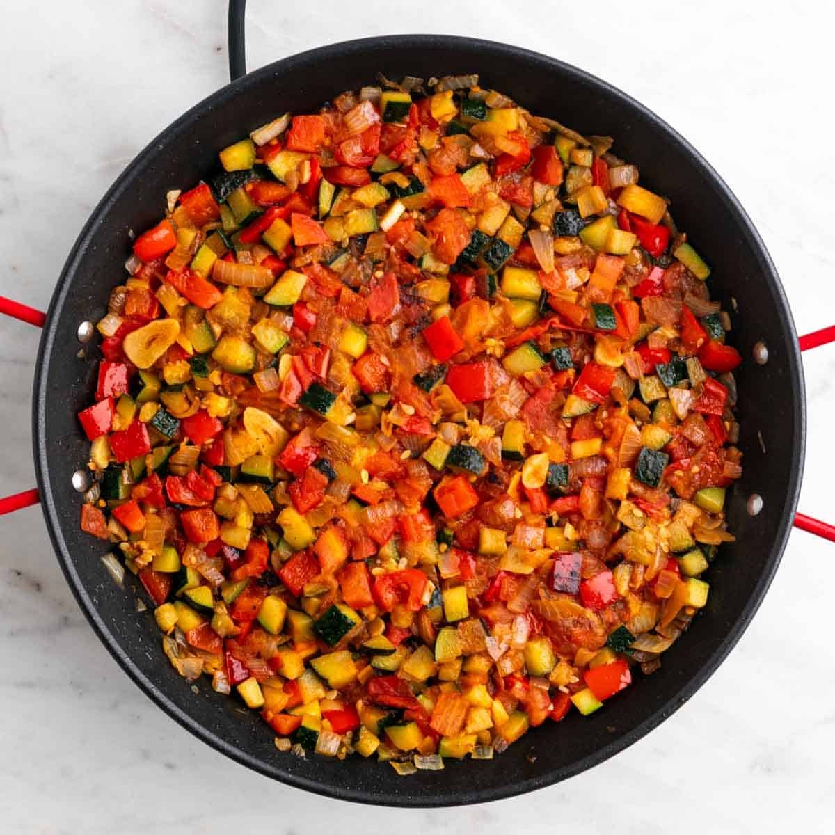 Sofrito de verduras en una paellera.
