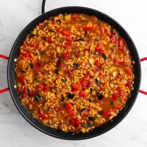Fideuá de verduras antes de cocinarse.