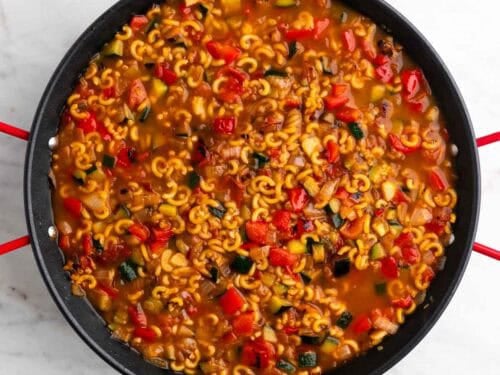 Fideuá de verduras antes de cocinarse.