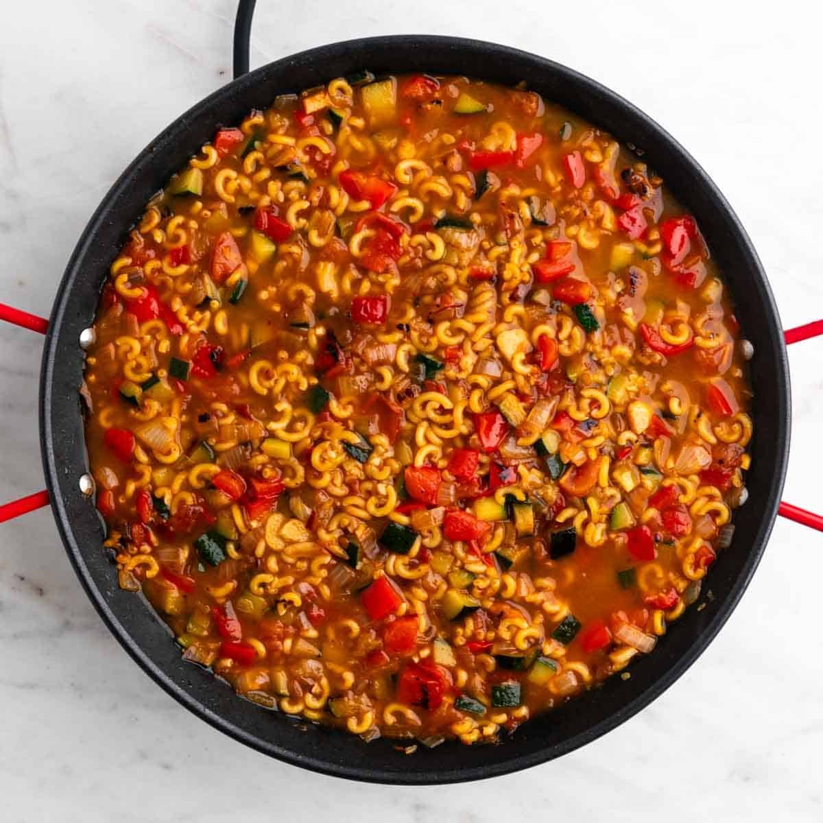 Fideuá de verduras antes de cocinarse.